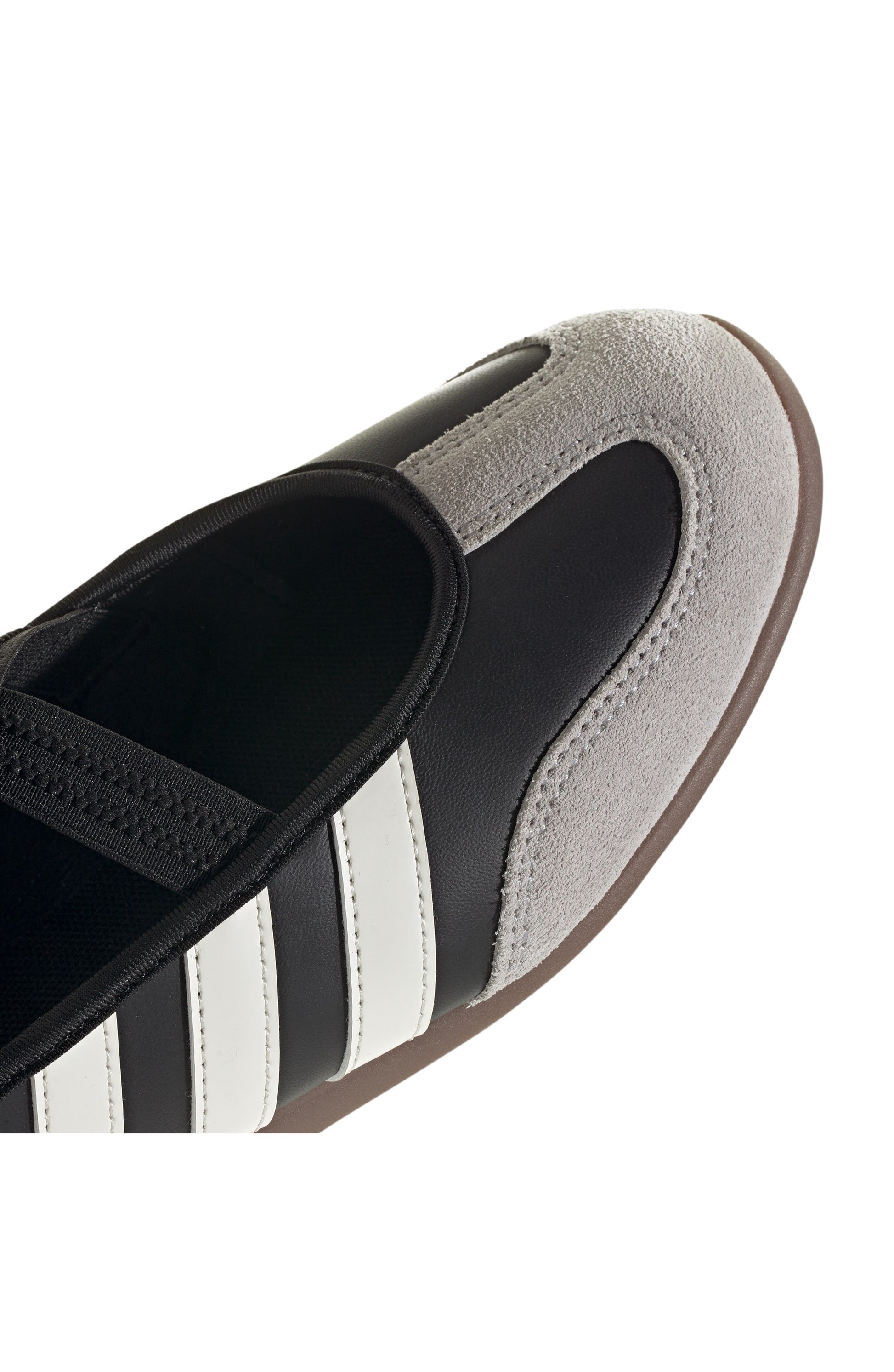 CORE BLACK/ CORE WHITE/ GUM5