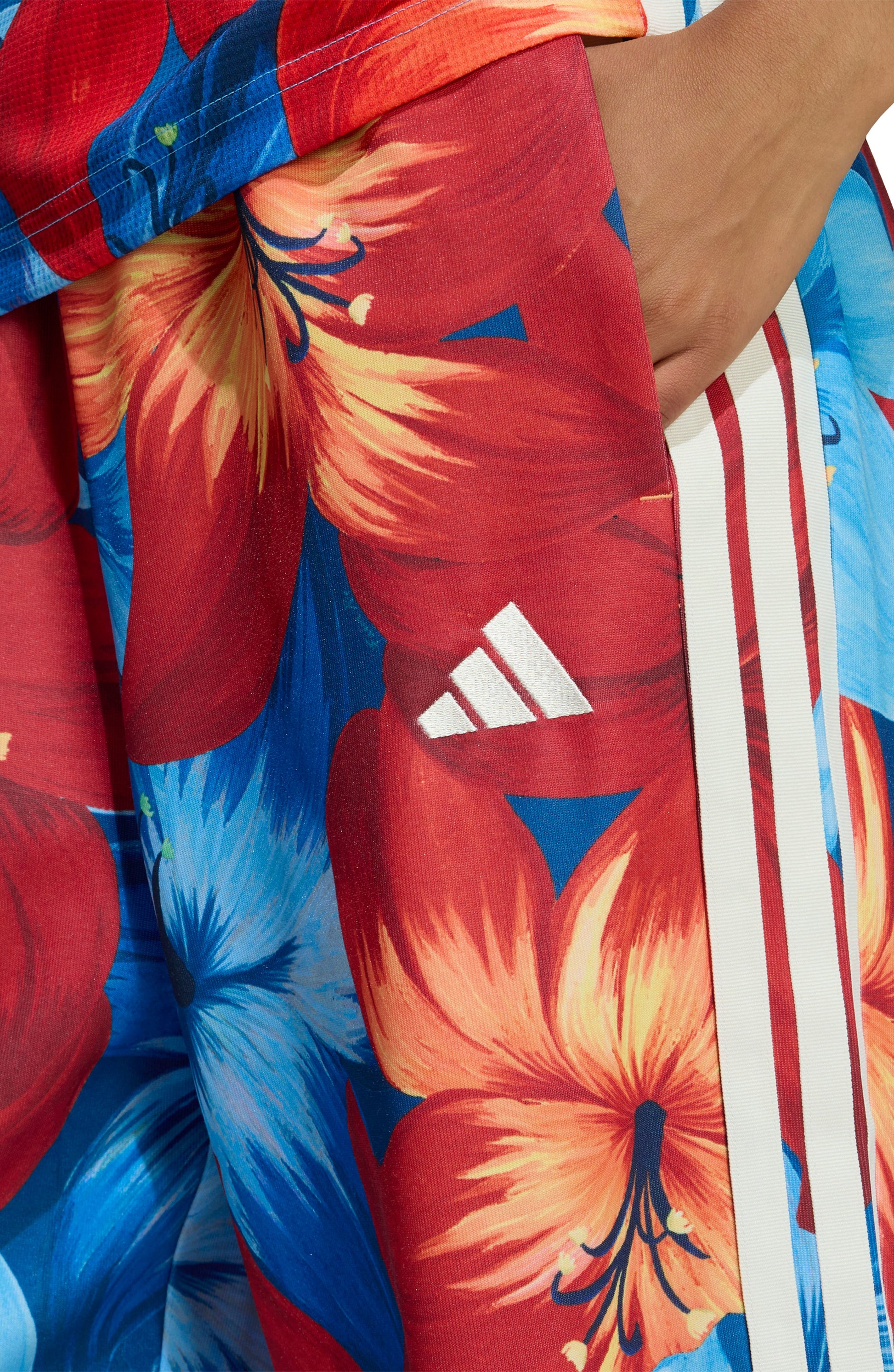 LIGHT BLUE/ RED/ CREAM WHITE