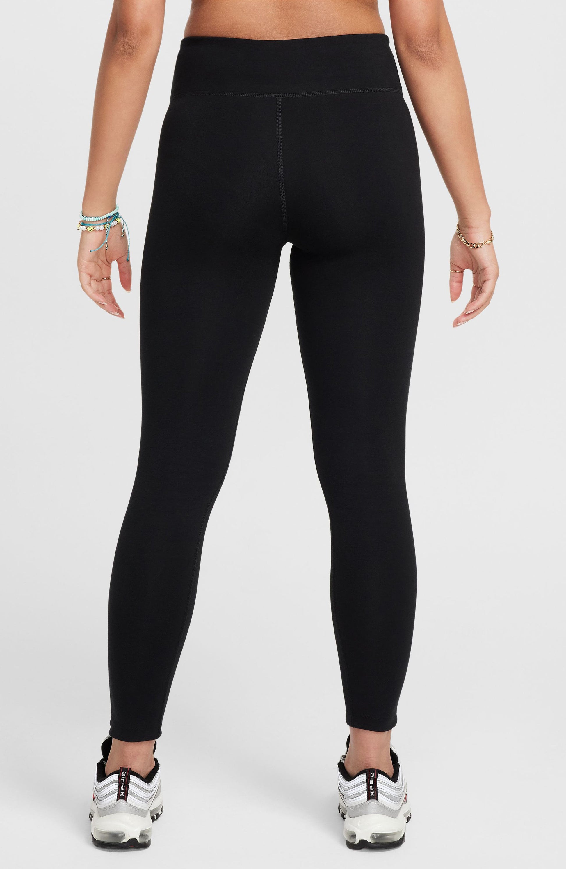 BLACK/ WHITE