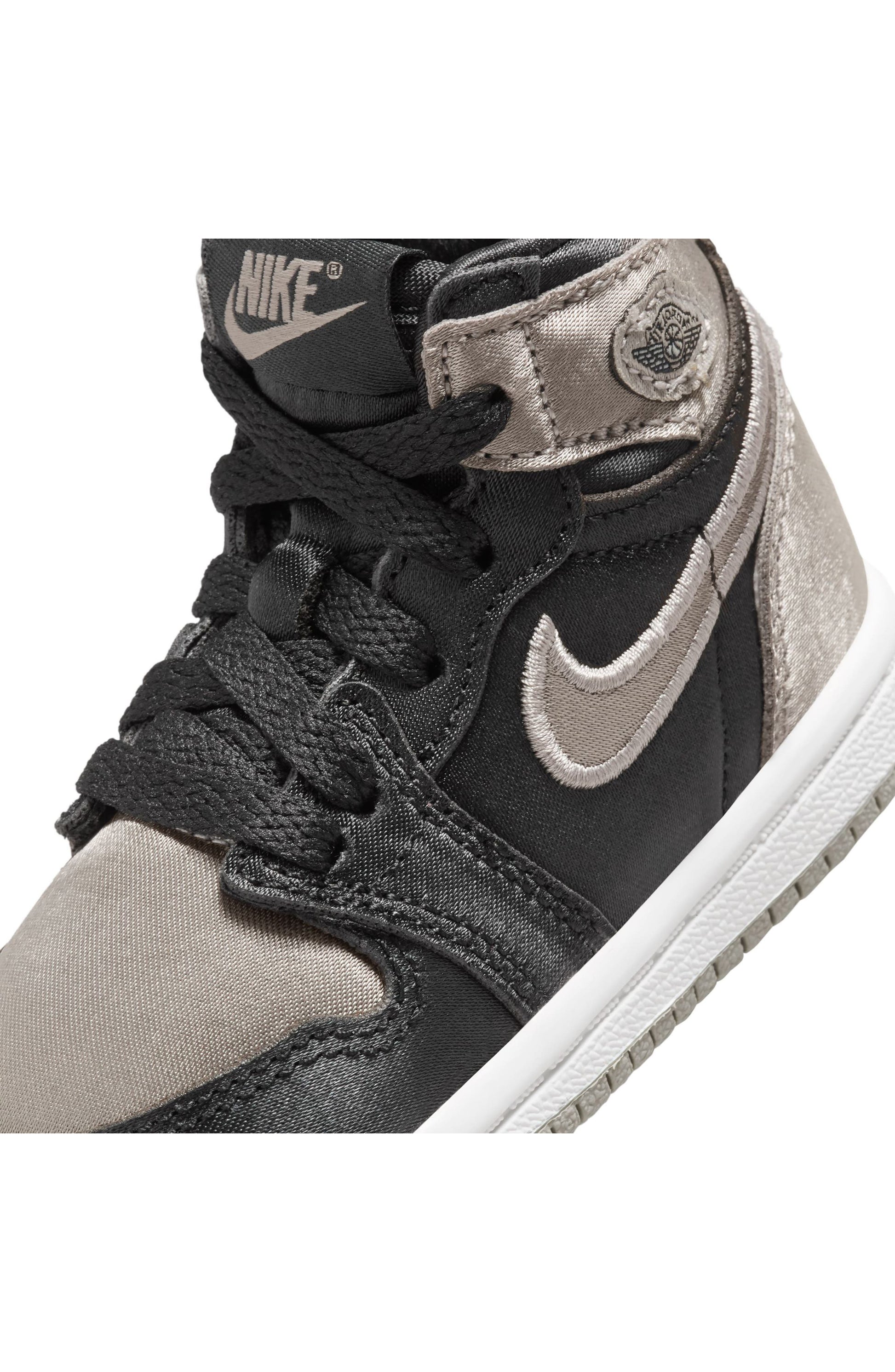 BLACK/ MEDIUM GREY/ WHITE
