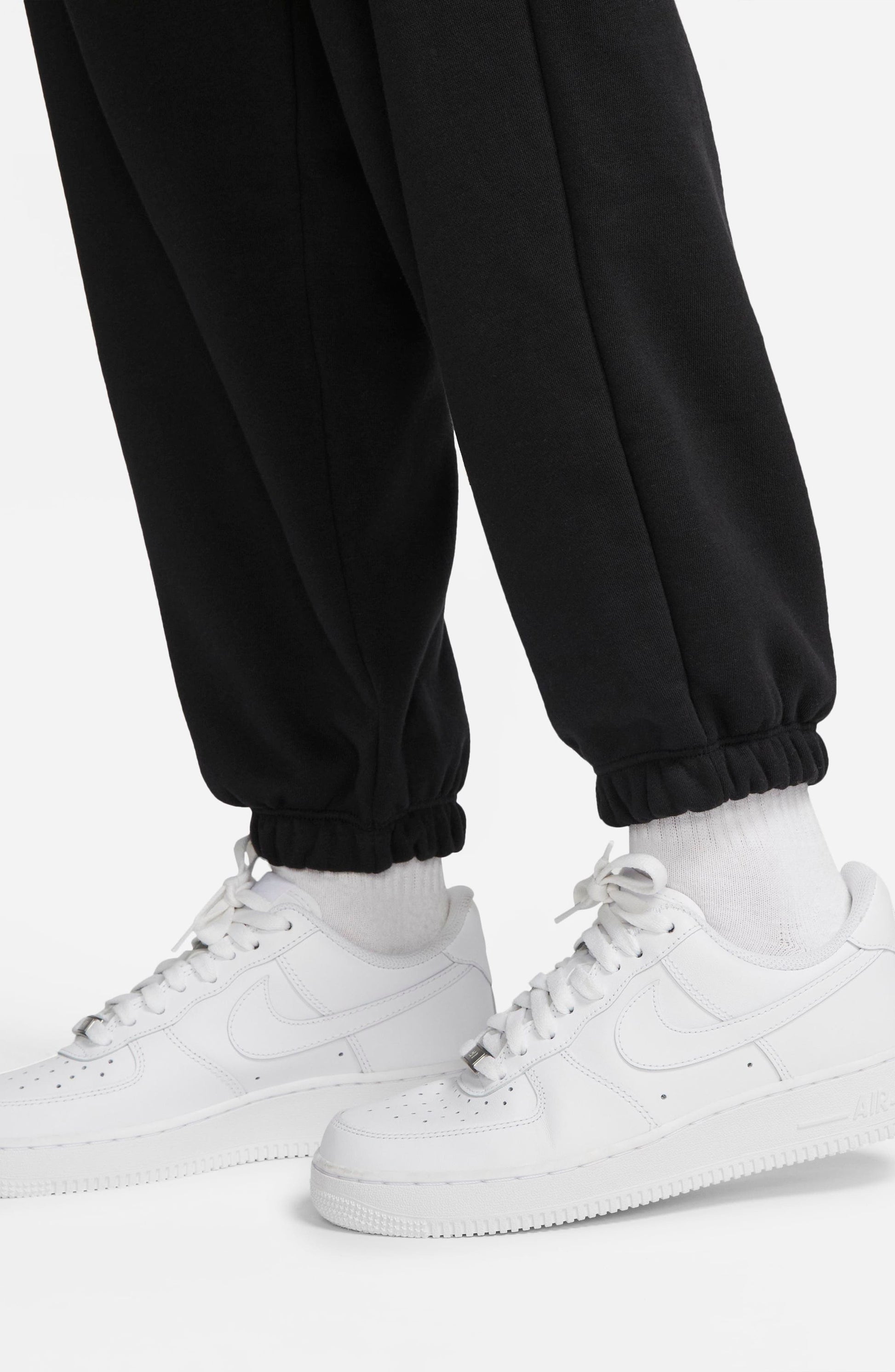 BLACK/ WHITE